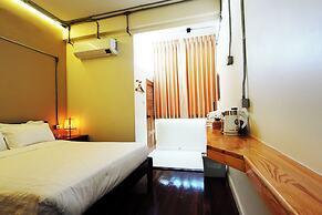 To The Moon Guesthouse