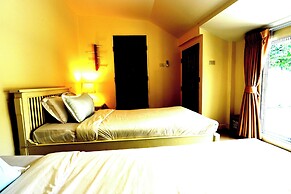 To The Moon Guesthouse