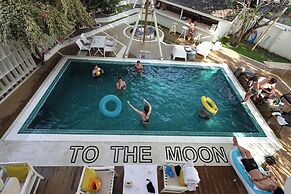 To The Moon Guesthouse