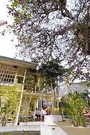 To The Moon Guesthouse