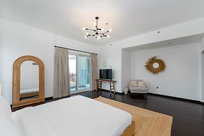 Modern 3BR Maid at the Palm w Pool and Gym