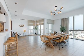 Modern 3BR Maid at the Palm w Pool and Gym