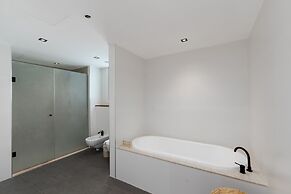 Modern 3BR Maid at the Palm w Pool and Gym