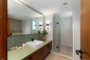 Modern 3BR Maid at the Palm w Pool and Gym
