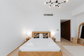 Modern 3BR Maid at the Palm w Pool and Gym