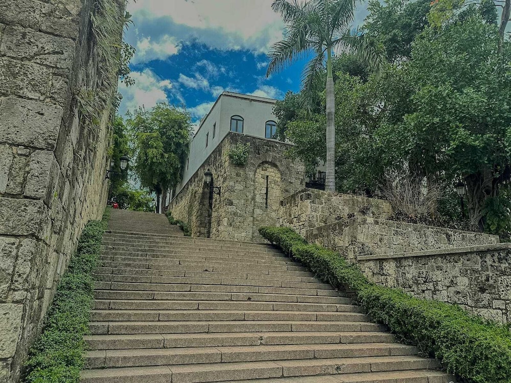 Sol Colonial