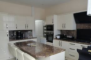 Room-charming Bradford Room to Rent With
