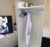 Room-charming Bradford Room to Rent With