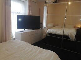 Room-charming Bradford Room to Rent With