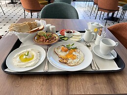 Le Grove Hotel