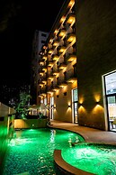 Le Grove Hotel