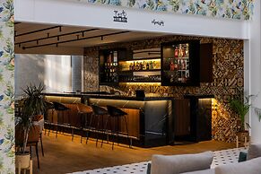 Le Grove Hotel