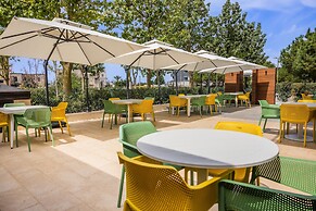 Le Grove Hotel