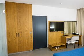 Le Grove Hotel