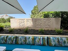 Le Grove Hotel