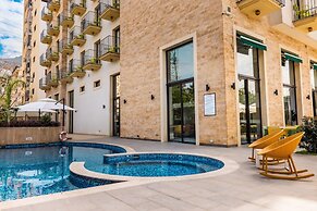 Le Grove Hotel