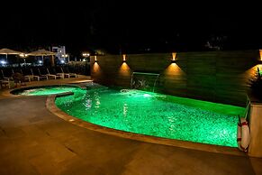 Le Grove Hotel