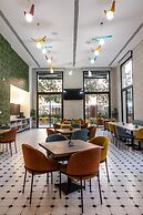 Le Grove Hotel