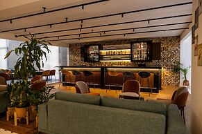 Le Grove Hotel