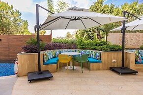 Le Grove Hotel