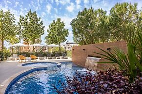 Le Grove Hotel