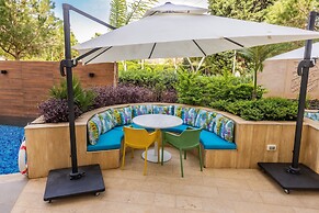 Le Grove Hotel