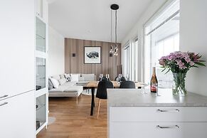 Luxurious 1BR Penthouse with Balcony