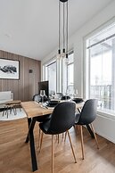 Luxurious 1BR Penthouse with Balcony