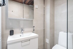 Luxurious 1BR Penthouse with Balcony