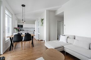 Luxurious 1BR Penthouse with Balcony