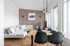 Luxurious 1BR Penthouse with Balcony
