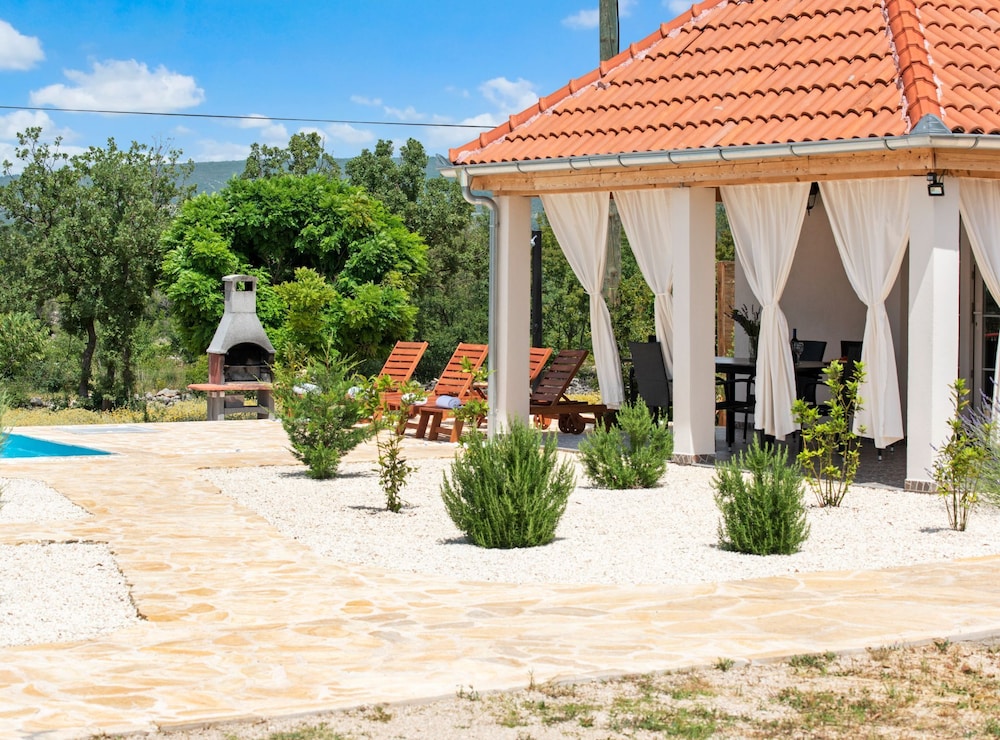 Vila Nira Radonić