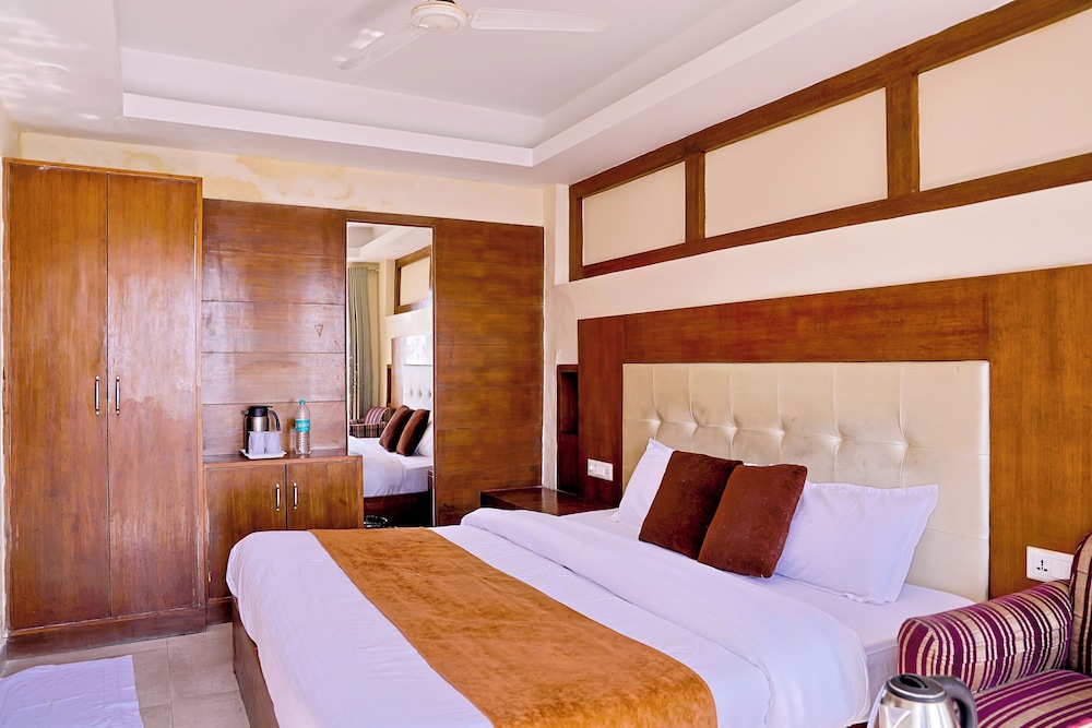 Hotel Samrat - On Mall Road