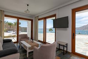 Arte Pefki Beachfront Suites