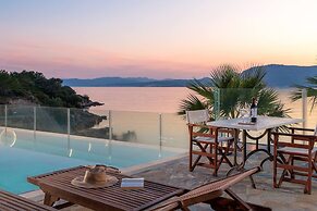 Arte Pefki Beachfront Suites