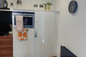 Modern 2-bed Apartment -12 Min Walk to Centre
