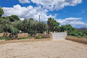 Villa Pescoluse With Pool and Sea View