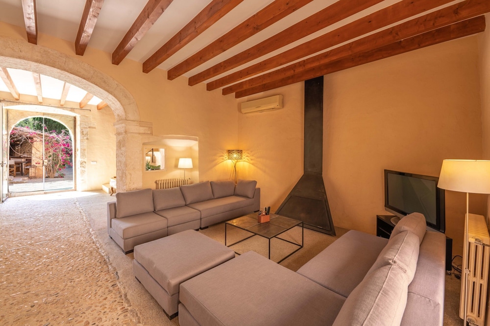 Country House in Buger With Pool & Near Beach