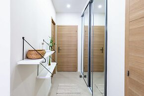 Modern Apartment -2bdr/6p - 300m From the Beach