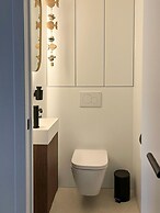 Huswell - Renovated Beachfront Apartment