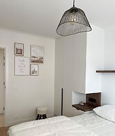Huswell - Renovated Beachfront Apartment