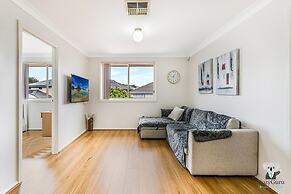 Kozyguru | West Hoxton | Spacious 7-Person Home With Backyard