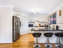 Kozyguru | West Hoxton | Spacious 7-Person Home With Backyard
