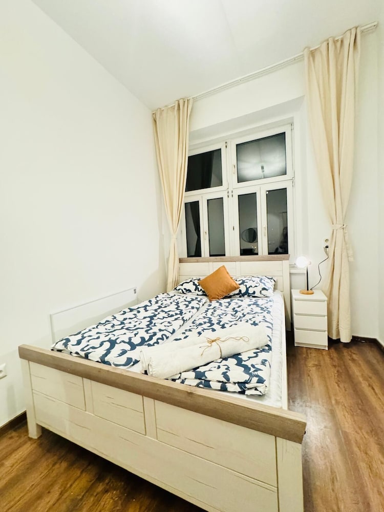 5BR Apt For 10 Walk to Kaufpark Alterlaa