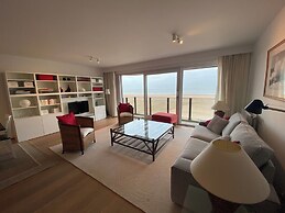 Seafront Palm Beach Stay