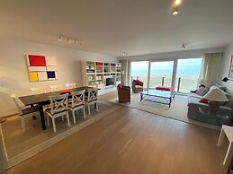Seafront Palm Beach Stay