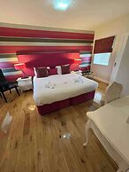 Modern Apartment - Quiet Location