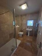 Modern Apartment - Quiet Location