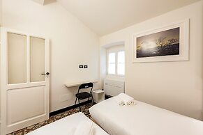 Bright 2BR flat moments from the beach