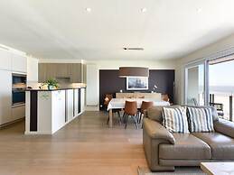 Modern Apartment With Stunning Views